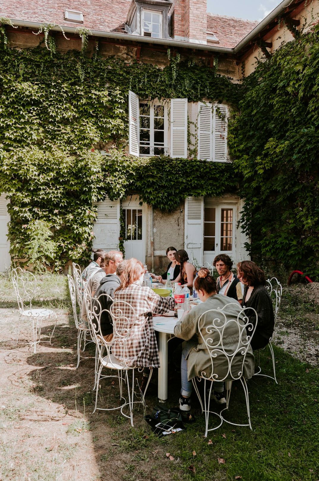 Groupe de collègues européens collaborant autour d'une table de réunion