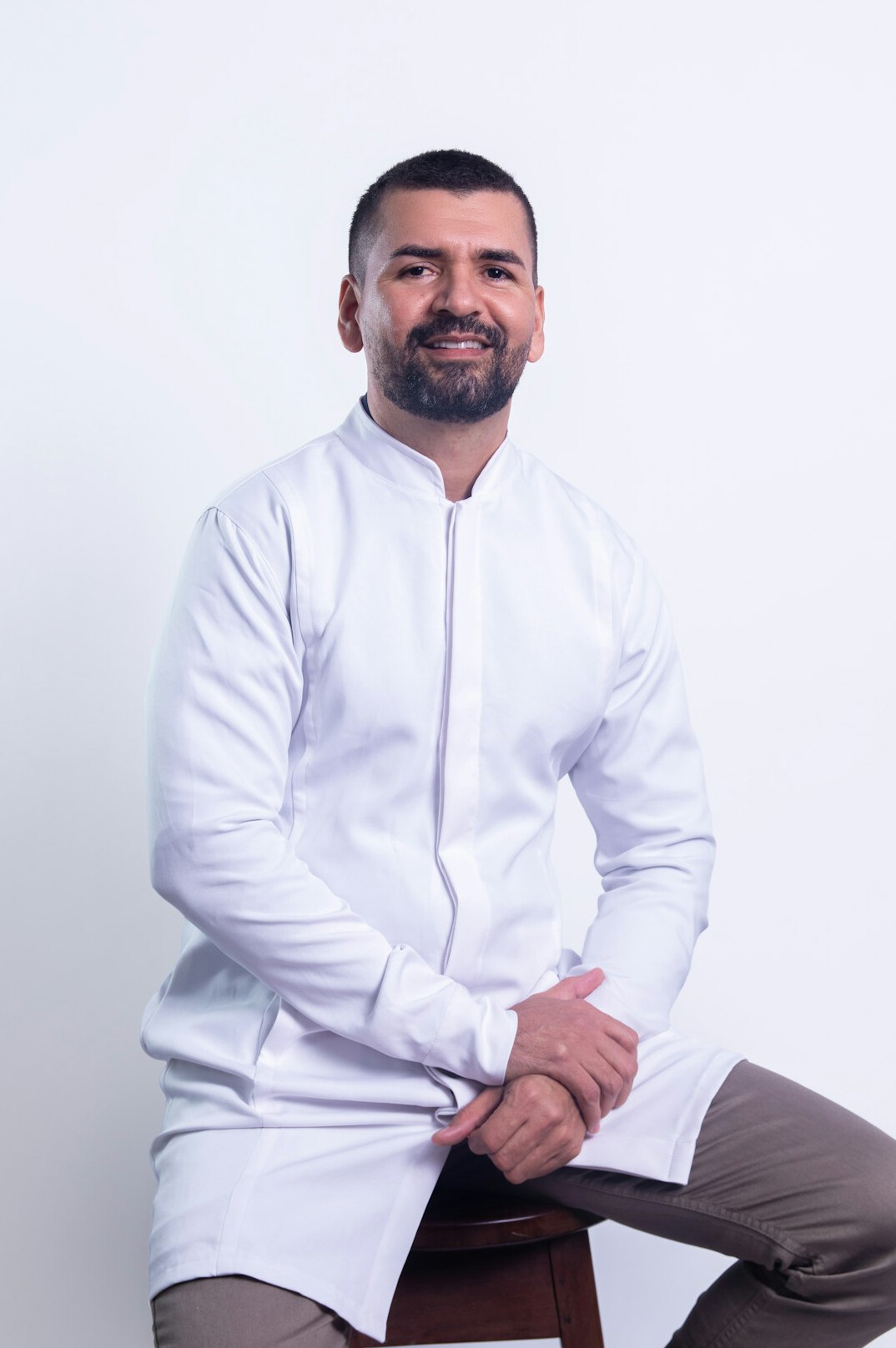 Portrait studio d'un homme d'affaires belge souriant en tenue professionnelle