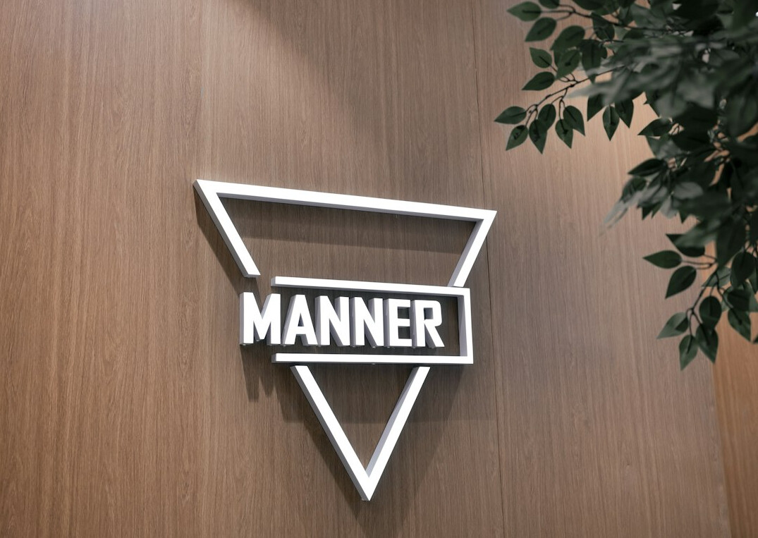 Manager s'adressant à son équipe lors d'une réunion