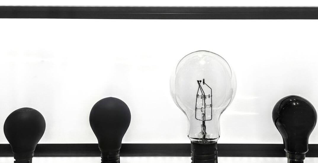 Équipe réfléchissant devant un tableau blanc rempli d'idées