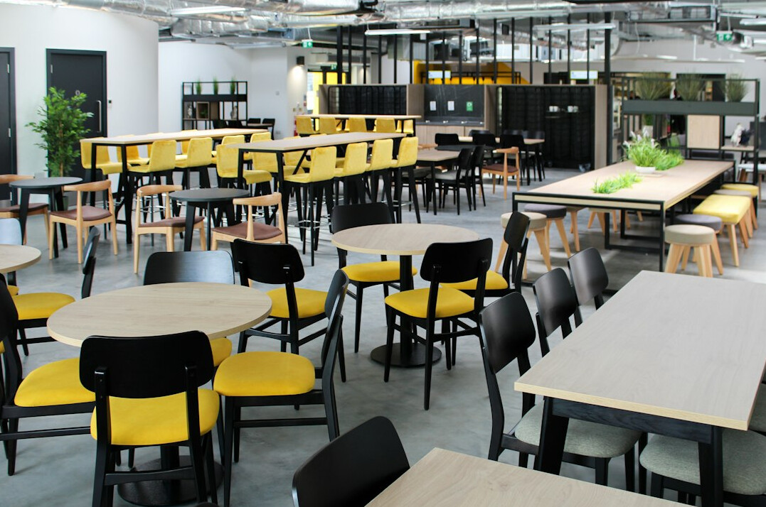 Bureau moderne en open space avec des employés au travail
